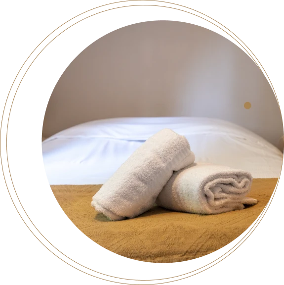 Serviettes blanches pliées sur un lit prêt à accueillir les invités chambre d’hôtes Thurel